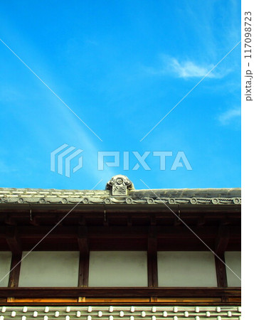 古民家の屋根瓦と秋の青空 117098723