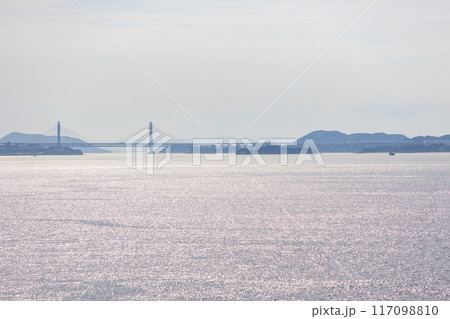 海上から見た瀬戸内海にかかる瀬戸大橋の景色 117098810