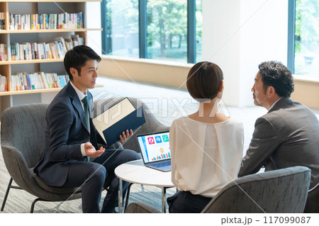 打ち合わせをするビジネスパーソン（営業・会議・ミーティング） 117099087