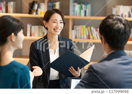 打ち合わせをするビジネスパーソン(営業・会議・ミーティング) 打ち合わせをするビジネスパーソン(営業・会議・ミーティング) 117099098