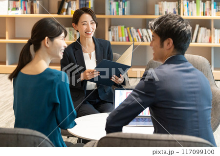 打ち合わせをするビジネスパーソン（営業・会議・ミーティング） 117099100