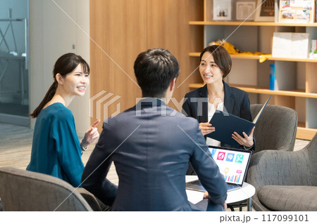 打ち合わせをするビジネスパーソン（営業・会議・ミーティング） 117099101