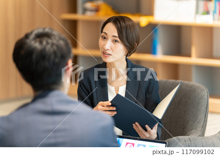 打ち合わせをするビジネスパーソン(営業・会議・ミーティング) 打ち合わせをするビジネスパーソン(営業・会議・ミーティング) 117099102