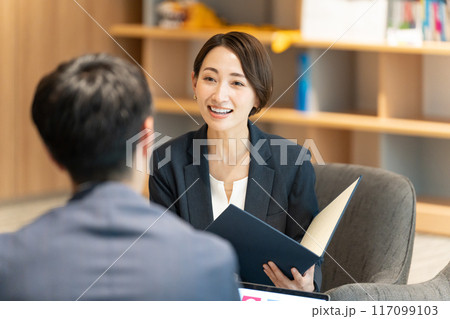 打ち合わせをするビジネスパーソン(営業・会議・ミーティング) 打ち合わせをするビジネスパーソン(営業・会議・ミーティング) 117099103