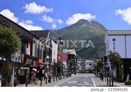 夏の由布院　駅前通り 117099105