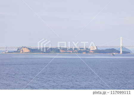 海上から見た瀬戸内海にかかる瀬戸大橋の風景 117099111