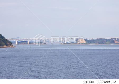 海上から見た瀬戸内海にかかる瀬戸大橋の風景 117099112