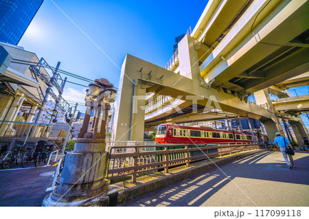 日本の横浜都市景観 横浜駅に入る京急の電車などを望む。左上はJR横浜タワー=令和6年8月4日 日本の横浜都市景観 横浜駅に入る京急の電車などを望む。左上はJR横浜タワー=令和6年8月4日 117099118