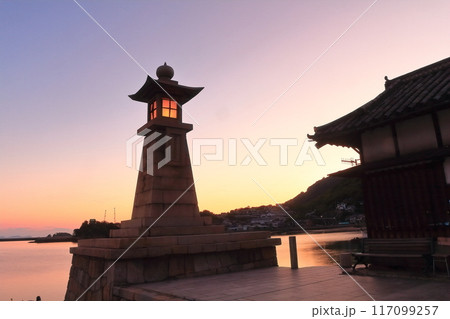 【広島県】鞆の浦（常夜灯）の夕景 117099257