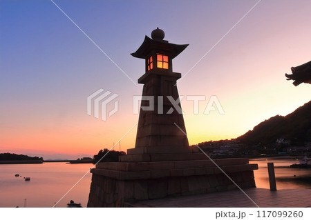 【広島県】鞆の浦(常夜灯)の夕景 【広島県】鞆の浦(常夜灯)の夕景 117099260