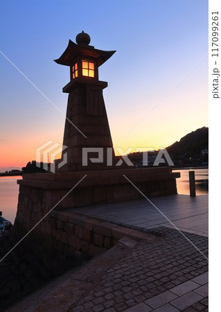 【広島県】鞆の浦(常夜灯)の夕景 【広島県】鞆の浦(常夜灯)の夕景 117099261