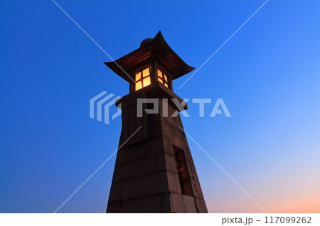 【広島県】鞆の浦（常夜灯）の夕景 117099262