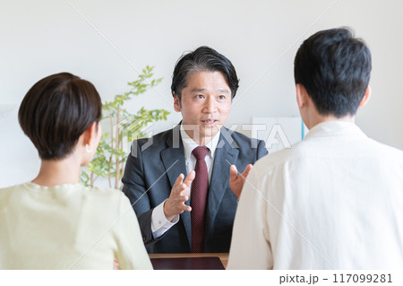 夫婦に営業するビジネスマン 夫婦に営業するビジネスマン 117099281
