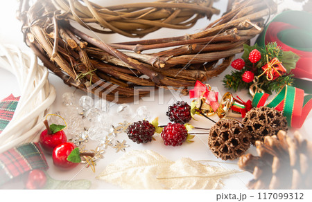 クリスマスリースの製作　クリスマスリースを手作り　オンライン販売　趣味　クリスマスの準備 117099312