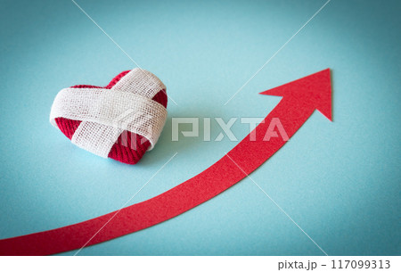ハートと矢印　急騰　急増　上向き矢印 117099313