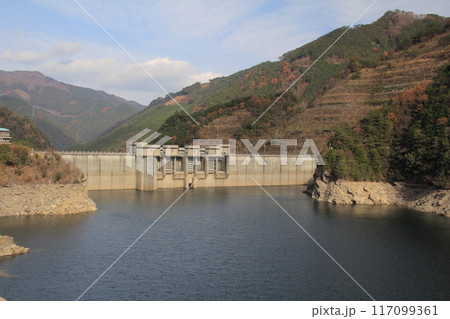 愛媛県四国中央市　富郷ダムの風景 117099361