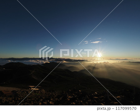 乗鞍岳山頂から望む北アルプスとご来光 117099570
