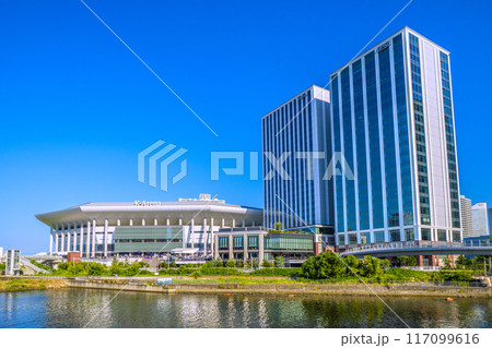 日本の横浜都市景観 賑わうみなとみらいのKアリーナやヒルトン横浜などを望む＝令和6年8月4日 117099616