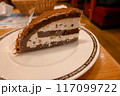 ケーキのお皿に盛り付けられたガトーショコラ 117099722
