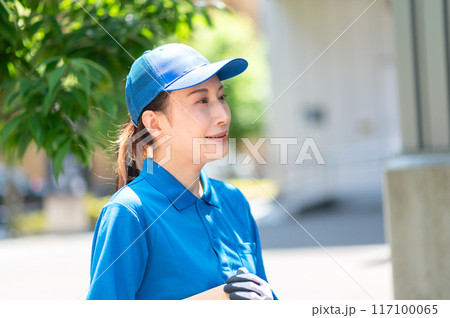 荷物を配達するトラックドライバー 117100065