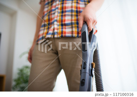 掃除をする男性 117100316