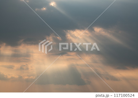 雲の隙間から降り注ぐ光芒(光イメージ) 雲の隙間から降り注ぐ光芒(光イメージ) 117100524