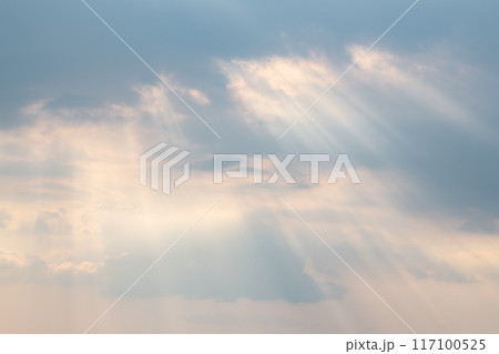 雲の隙間から降り注ぐ光芒(光イメージ) 雲の隙間から降り注ぐ光芒(光イメージ) 117100525