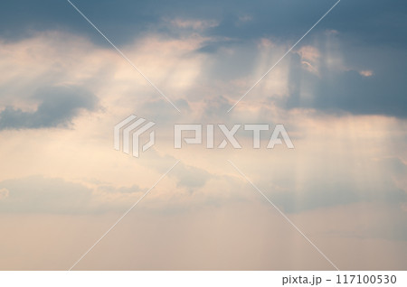雲の隙間から降り注ぐ光芒（光イメージ） 117100530