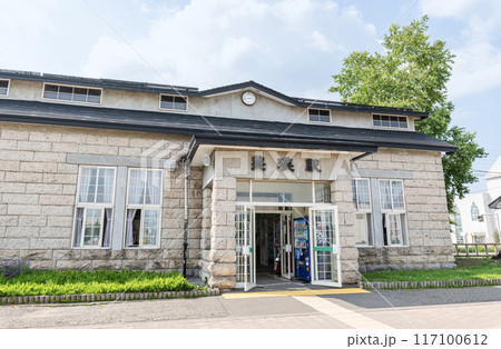 北海道美瑛町　人気の観光地　美瑛の玄関口　晴天のJR美瑛駅 117100612