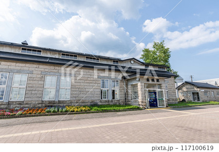 北海道美瑛町　人気の観光地　美瑛の玄関口　晴天のJR美瑛駅 117100619