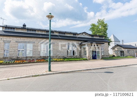 北海道美瑛町　人気の観光地　美瑛の玄関口　晴天のJR美瑛駅 117100621