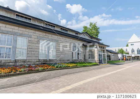 北海道美瑛町　人気の観光地　美瑛の玄関口　晴天のJR美瑛駅 117100625