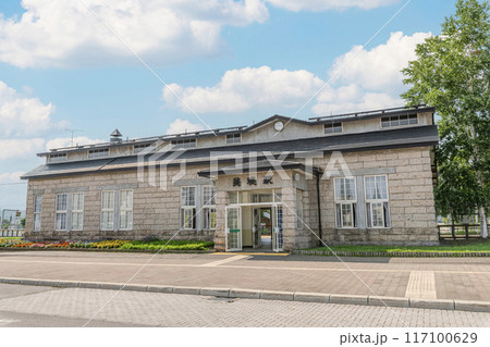 北海道美瑛町　人気の観光地　美瑛の玄関口　晴天のJR美瑛駅 117100629