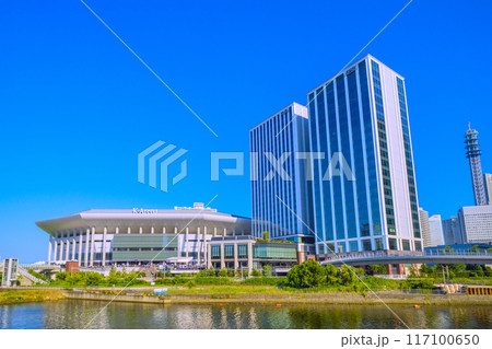日本の横浜都市景観 賑わうみなとみらいのKアリーナやヒルトン横浜などを望む＝令和6年8月4日 117100650