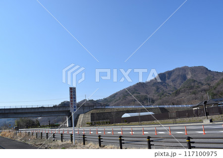 春の青空と道路 春の青空と道路 117100975