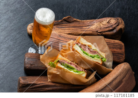 ローストビーフサンドウィッチ　homemade roast beef sandwich 117101185