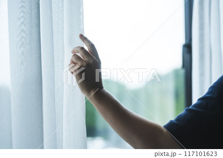 窓辺の女性 窓辺の女性 117101623