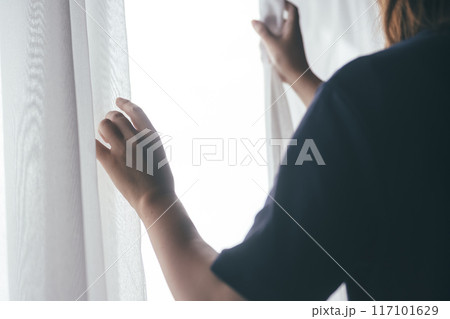 窓辺の女性 窓辺の女性 117101629