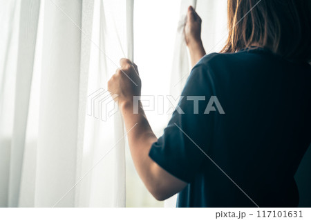 窓辺の女性 窓辺の女性 117101631