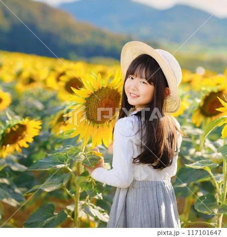 ひまわり畑にいる麦わら帽子をかぶった女性 117101647