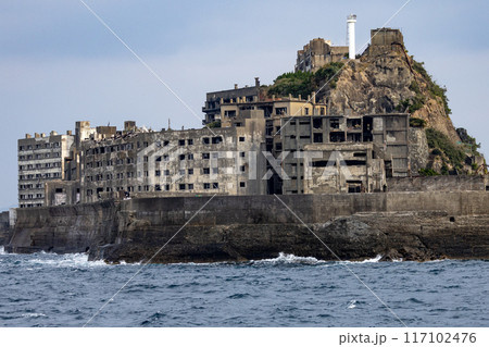 船上から軍艦島を見つめる 117102476