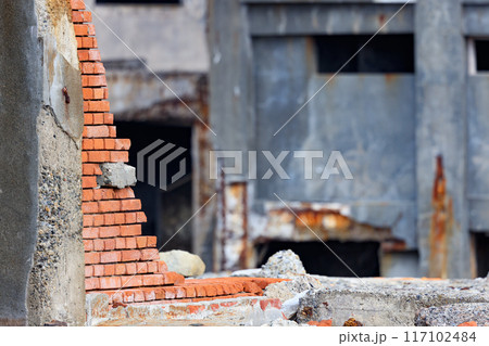 軍艦島の中に築かれた煉瓦津造りの建物 軍艦島の中に築かれた煉瓦津造りの建物 117102484