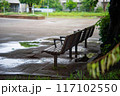 雨に濡れたベンチ 117102550