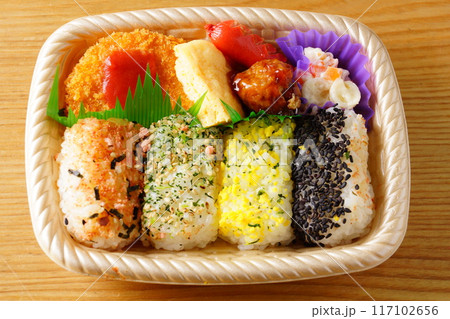 おにぎり弁当 117102656