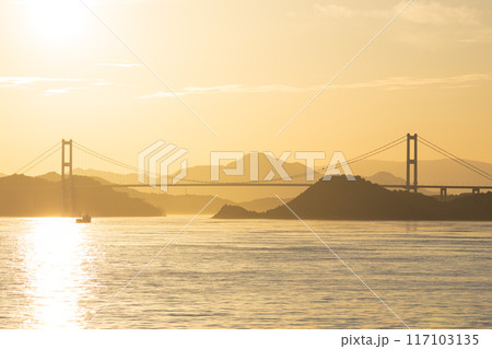 夏の瀬戸内海、来島海峡と来島海峡大橋の夕景 夏の瀬戸内海、来島海峡と来島海峡大橋の夕景 117103135