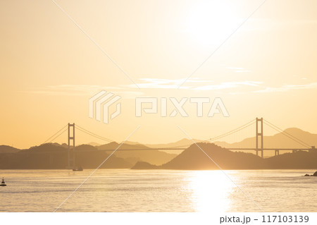 夏の瀬戸内海、来島海峡と来島海峡大橋の夕景 夏の瀬戸内海、来島海峡と来島海峡大橋の夕景 117103139