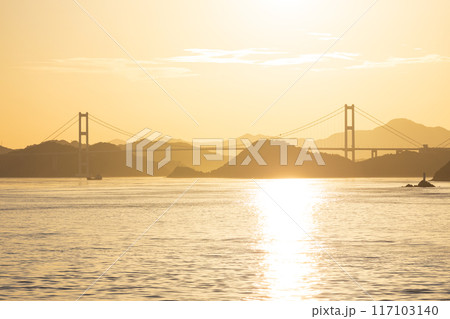 夏の瀬戸内海、来島海峡と来島海峡大橋の夕景 117103140
