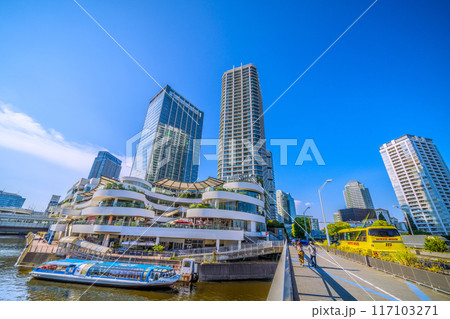 日本の横浜都市景観 希望の光…横浜ベイクォーターや水上バス(到着)などを望む=令和6年8月4日 日本の横浜都市景観 希望の光…横浜ベイクォーターや水上バス(到着)などを望む=令和6年8月4日 117103271