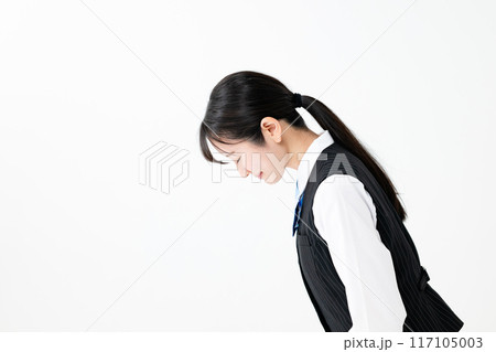 お辞儀をする女性 お辞儀をする女性 117105003