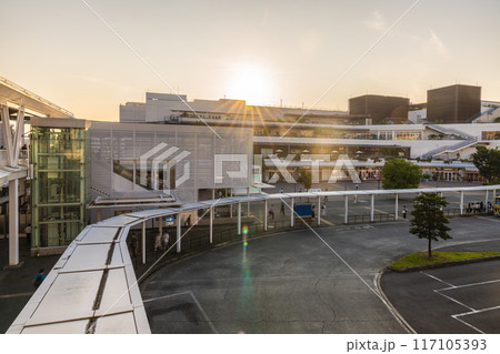 日本の藤沢都市景観 7月。東海道本線 辻堂駅前のバスロータリーや夕日などを望む…=21日 日本の藤沢都市景観 7月。東海道本線 辻堂駅前のバスロータリーや夕日などを望む…=21日 117105393